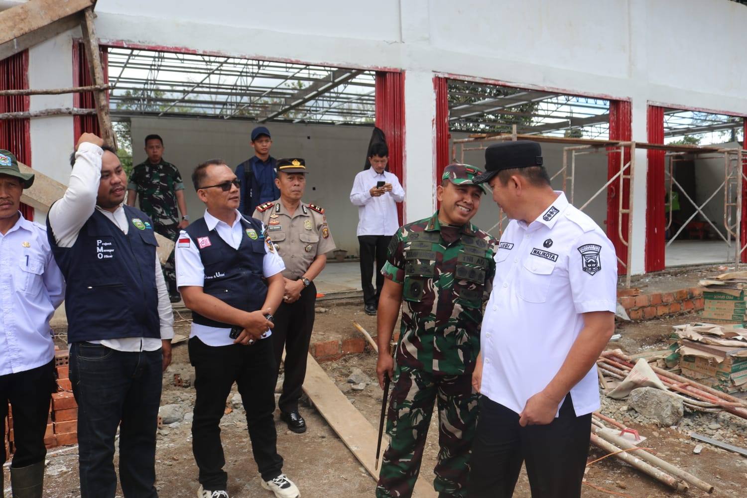 Pangdam II/Sriwijaya Mayjen TNI Ujang Darwis Tinjau Progres Salah Satu Pembangunan Koperasi Merah Putih yang ada di Kota Pagar Alam