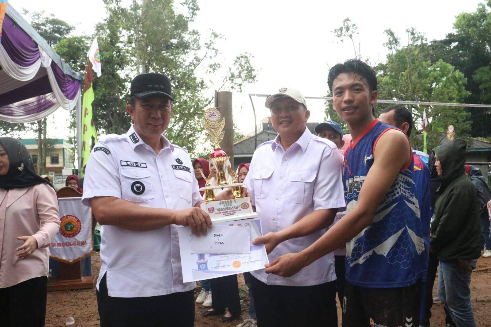 Wali Kota Pagar Alam Ludi Oliansyah menutup Turnamen Voli Wali Kota Cup HUT PPNI ke-52